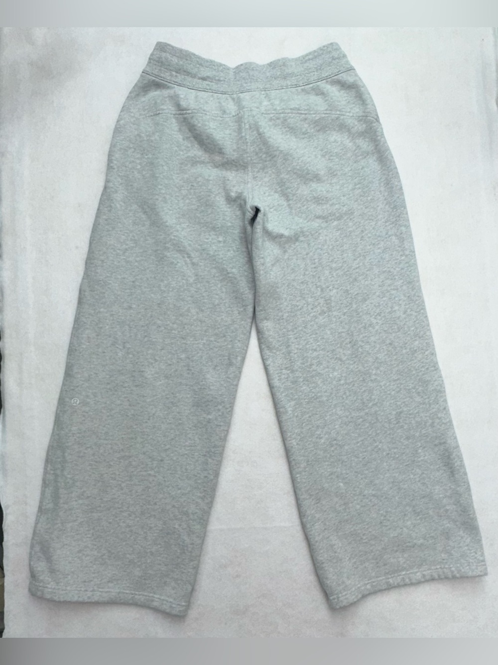 Lululemon Scuba Mid-Rise Wide-Leg Pant Short Size M Ultra Light Grey 30” Inseam - Picture 5 of 10